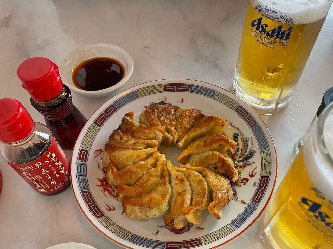 画像: まずは、餃子＆ビールで腹ごしらえ