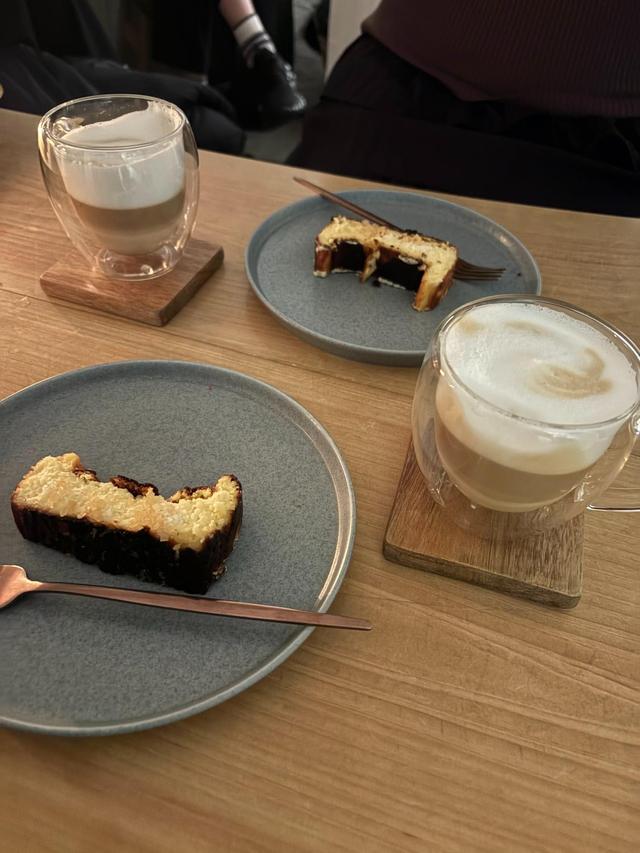 画像: カフェラテとバスクチーズケーキで、ゆっくり過ごす