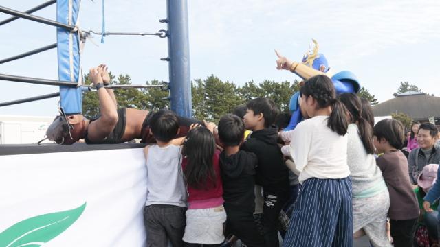画像2: ミヤマ☆仮面率いる「森のプロレス」では、観客参加型の楽しいプロレスも見れちゃう!!