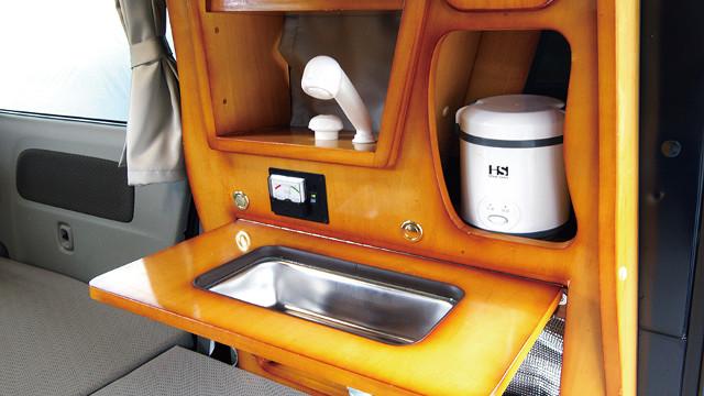 画像: シンクは使うときだけ出す折りたたみ式。蛇口は車外でレジャーシャワーとして使うことができる。