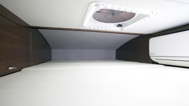 画像: バンクベッドはマットを展開すれば子ども3人が寝られるスペースになる。