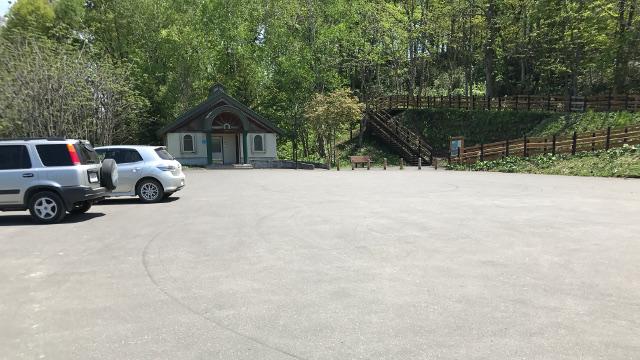画像: チェック5:タイヤ痕がある駐車場は避ける