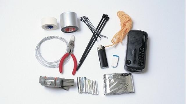 画像: 工具などのほかに、乾電池で動くラジオ、ヘッドライト、乾電池の予備、ライターなどもあると便利。