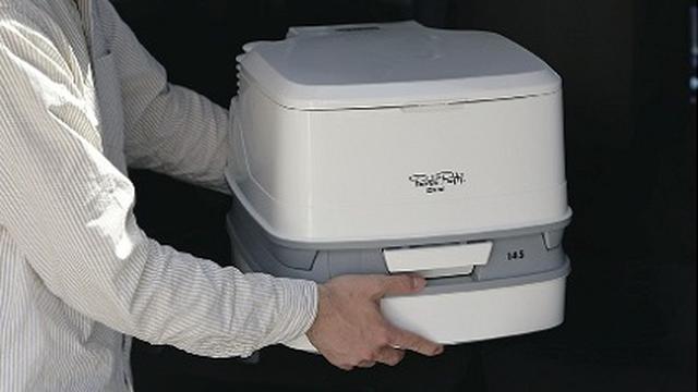 画像: 付属の液体や袋などを準備しておけば何度も使える簡易トイレ。ただし、車に積んでおくと場所をとる。使い捨てトイレのほうがコンパクトではあるが、その場合も家族の人数×救援が来るまでの3日間を考えて準備したい。