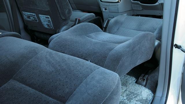 画像: 1)シートに寝るか、荷室に寝るかを考えよう