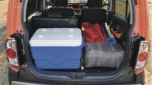 画像: 緊急時には心強いキャンプ道具。車内で寝る際は外に出すことも考えたい。