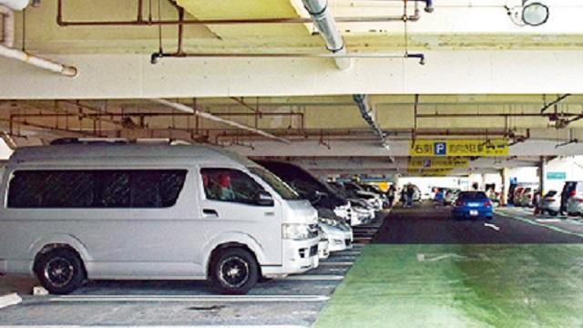 画像: 車中泊の雨対策1 立体駐車場で濡れずに作業