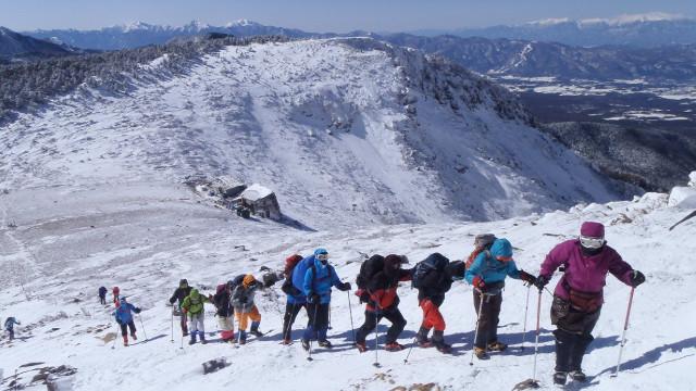 画像: 14 根石岳山荘(1〜3月特定日営業) 12/31に忘年会、1/1に新年会を開催