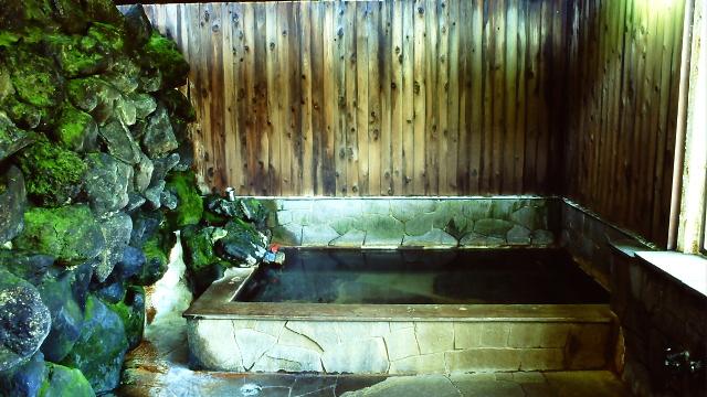 画像: 3 稲子湯(通年営業) 炭酸泉を利用した温泉に癒される