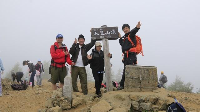 画像11: いざ、入笠山の山頂へ! しかし悪天候で周囲は真っ白……