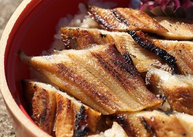 画像: 焼きたてアナゴが、名物「炭焼きあなご丼弁当」に美味しく変身!