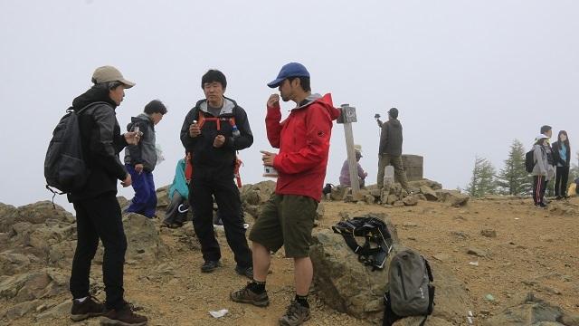 画像15: いざ、入笠山の山頂へ! しかし悪天候で周囲は真っ白……