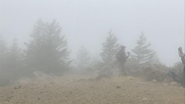 画像12: いざ、入笠山の山頂へ! しかし悪天候で周囲は真っ白……