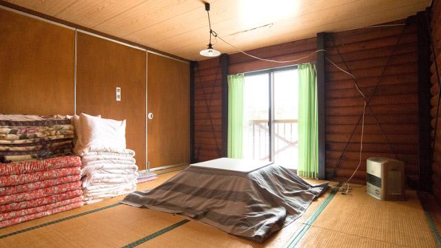 画像: 2 白駒荘(しらこまそう、通年営業) 白駒池のほとりに建つ充実設備の山荘