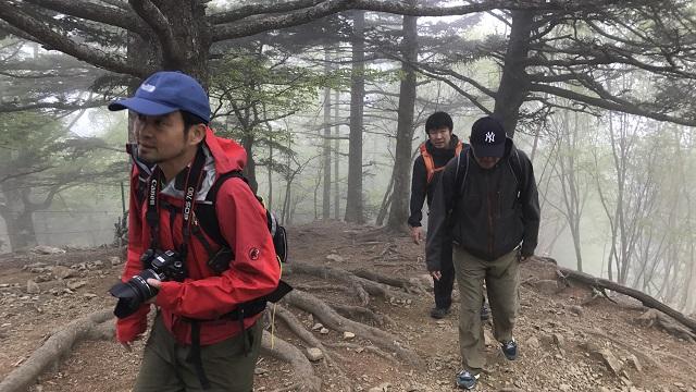 画像4: いざ、入笠山の山頂へ! しかし悪天候で周囲は真っ白……