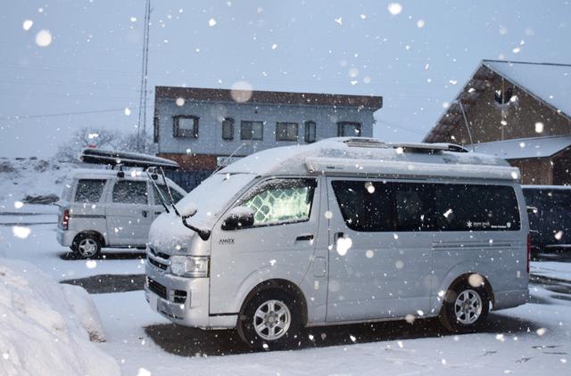 画像: 凍てつく寒さ、降りしきる雪のなかでの作業の効率は、普段よりもさらに落ちる。チェーン装着や雪かきの作業時間は余裕をもって設定したい。