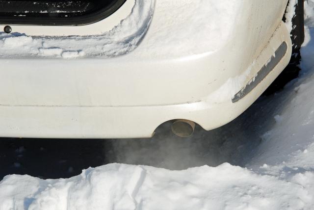 画像: 積雪時、エンジンオンのまま就寝するのは危険。雪でマフラーが塞がれると車内に排気ガスが逆流し、一酸化炭素中毒に陥る恐れがあるからだ。