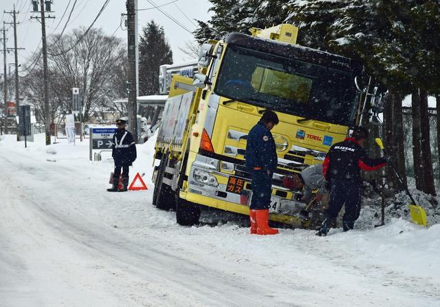 画像: 万が一の事態を避けるためにも、雪道運転は慎重に。スタッドレスタイヤを装着していても、チェーンは必携だ。