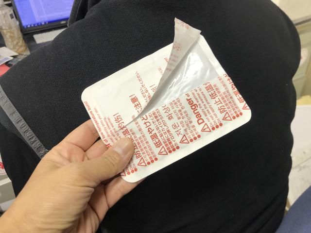 画像: 使い捨てカイロは、貼るだけ……⁉️