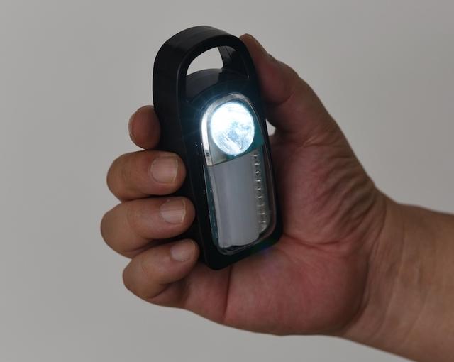 画像: スポット側はまずまずの実用性。ボディには大型のフックが付く