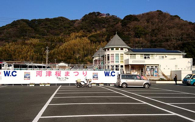 画像: 会場には観光バス専用駐車場と観光案内施設がそろう