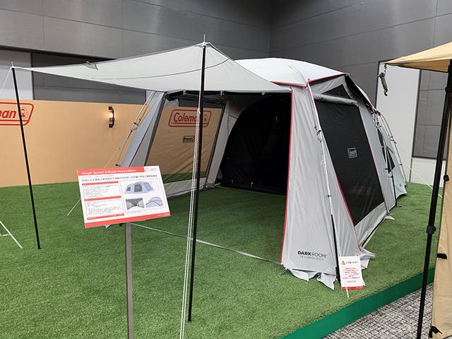 画像: コールマンの「タフスクリーン2ルームハウス LDX+/MDX+」は、寝室とルーフフライにダークルームテクノロジーを採用。リビングは明るい
