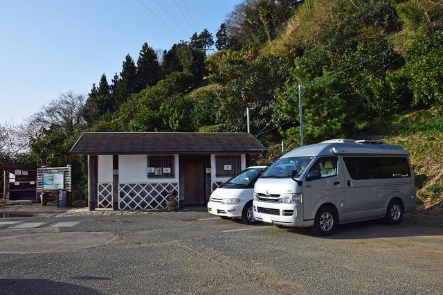 画像: 駐車場のキャパは8台程度。トイレあり。