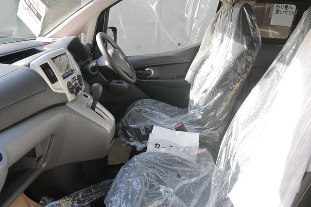 画像: 福岡キャンピングカーショーが開催されたマリンメッセ福岡の駐車場で引き渡された直後のキャネル。おろしたての匂いとシートのビニールは新車ならでは。