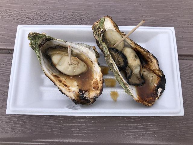 画像: 広島といえばカキ! ということで宮島SAではカキフライ定食に続いて、露店の「焼がき」も食べた。一皿2個で580円なり。