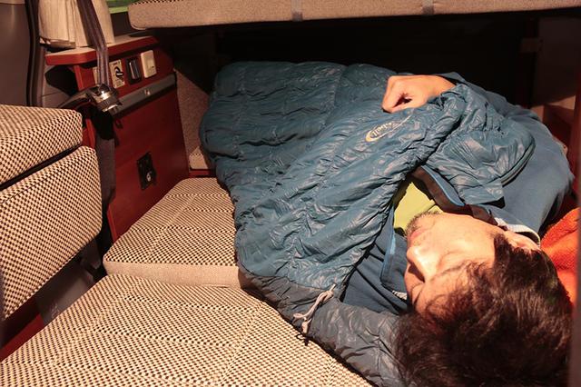 画像: 山口県・佐波川SAにて車内で仮眠。フラットにはなったが、大きな隙間が……。「なんかシートアレンジがまちがっている」と感じながら、睡魔には勝てず。