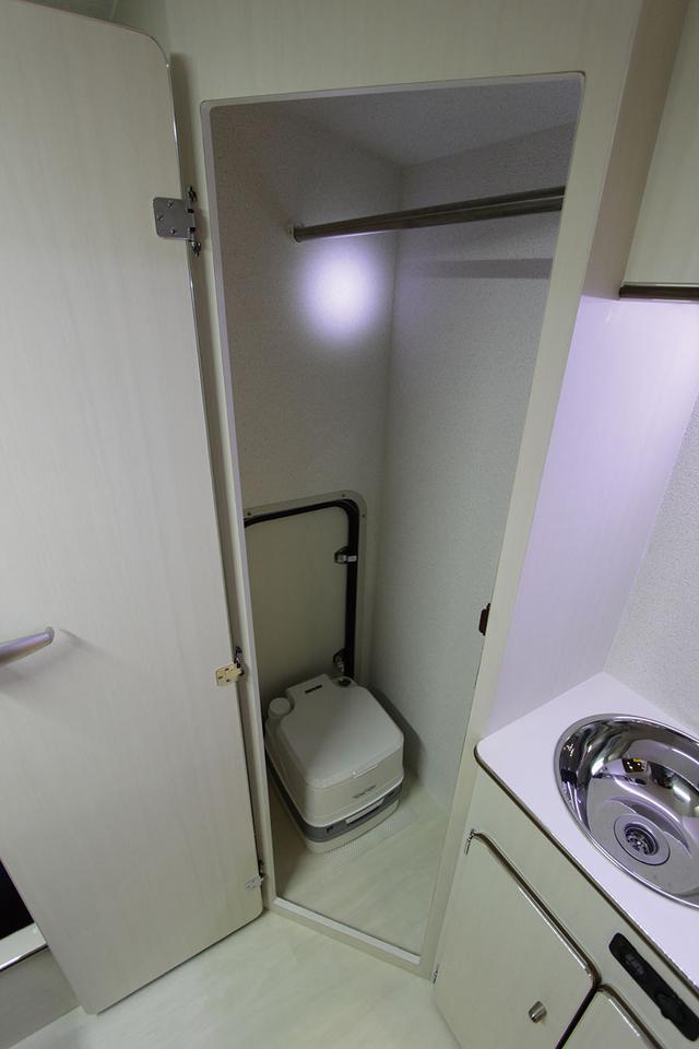 画像: リヤ右側には多目的ルームを装備していて、オプションのポータブルトイレを収納できる。