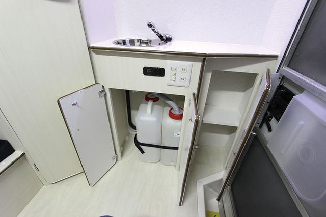 画像: リヤ側にシンクを装備し、下段には19Lの給排水タンクのセットOK。