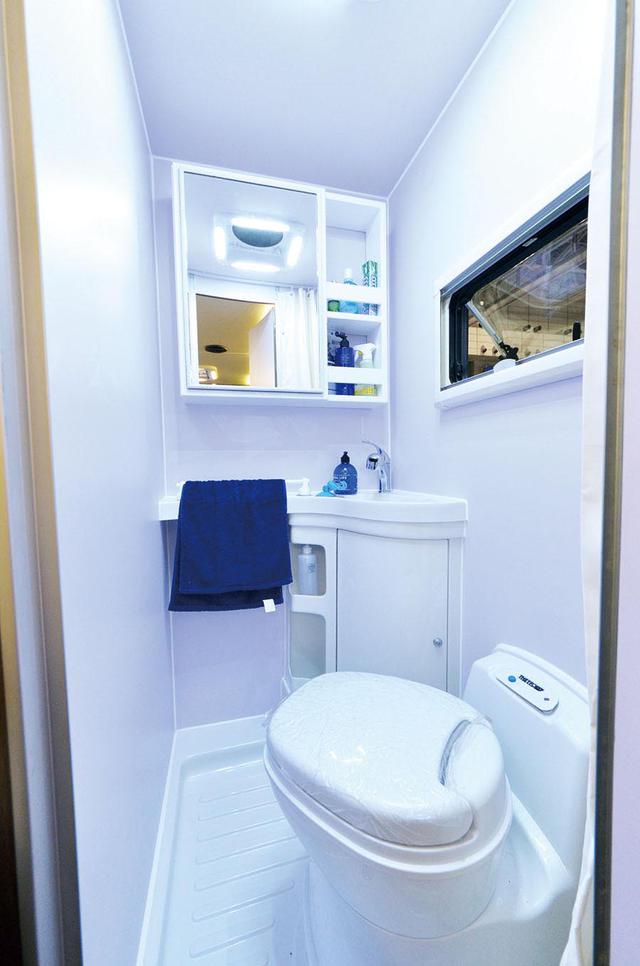 画像: 温水シャワーが使える広いバスルームを設置。