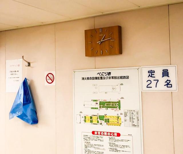 画像: 北海道着岸直前のフェリーの中。青い袋はエチケット袋(笑)。