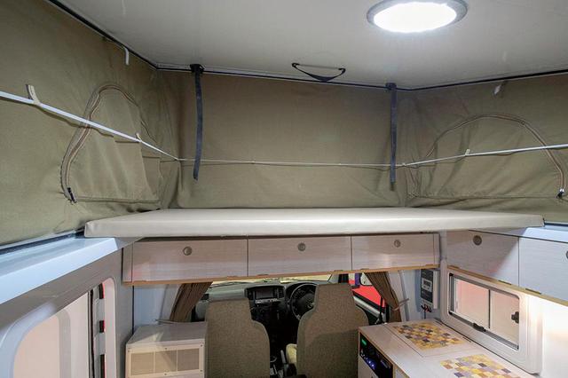 画像: ポップアップテントにより、快適な車内高を実現。荷物を置いておける。