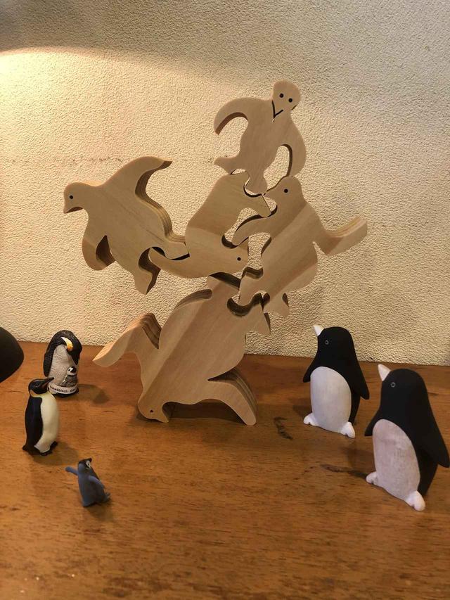 画像: マスコットを眺めているだけも笑えるペンギンだが、実際に見ると、まず頬の筋肉がゆるみ、その後、全身がだるだるに。
