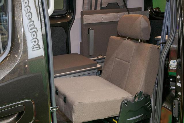 画像: 3人乗りを設定できるのは、バン登録ならでは。1人用シートの採用で、より車内の空間バリエーションが豊富になっている。ベンチレーターが付けられるのも、バンの特権と言える。