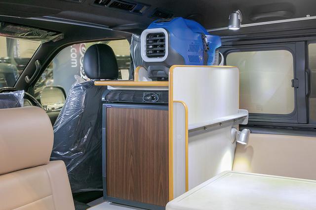 画像: 運転席の背後には、ミニクーラーと冷蔵庫を装備。エンジンを切っても冷風を送ってくれるので、閉め切った車内でも快適。
