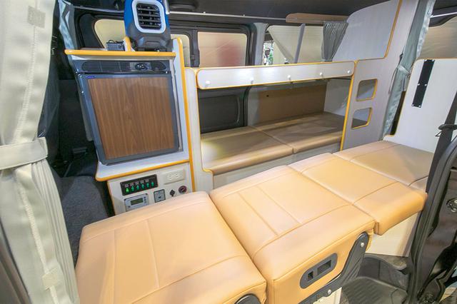 画像: 車内は大人3人が寝泊まりできるよう設定されている。