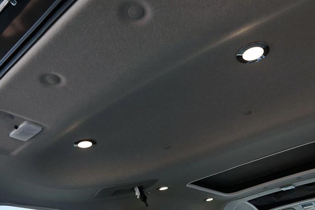 画像: ルーフ部にも車内灯がある。