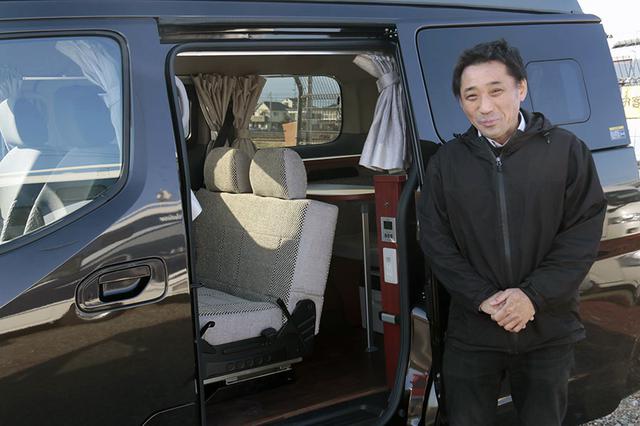 画像: NV200ベースの車中泊カー「キャネル」の使い方を教えてくれる、ナッツ神奈川店勤務の高橋 聡さん。