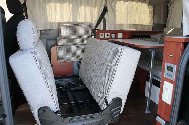 画像: NV200ベースの車中泊カー「キャネル」のシートアレンジを学ぶ。