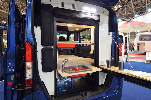 画像: リアのキッチンスペースを車外に展開できるのが最大の特徴。オートキャンプ場での車中泊で大活躍。