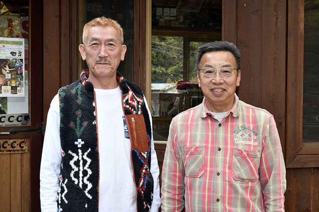 画像: 管理人はこのおふたり。山口さん(左)&青山さん(右)。管理棟で物静かにギターを弾く山口さんと親父ギャグを連発する青山さんの迷コ ンビ”が、車中泊をいっそう楽しいものにしてくれた!