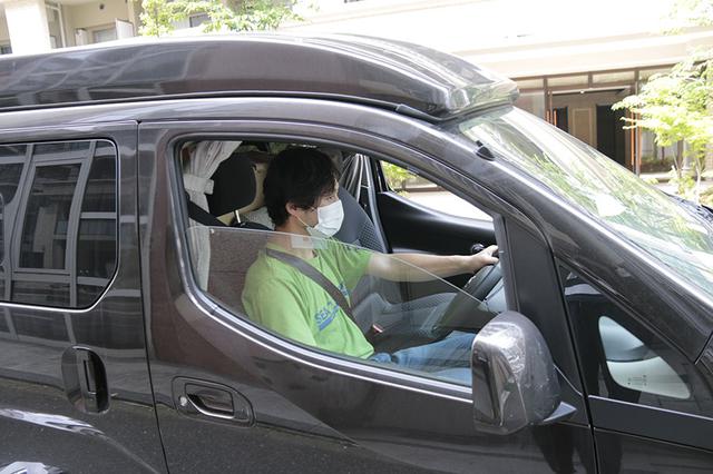 画像: 車に乗車する際は、一度、すべての窓を開けて換気してから出発を。