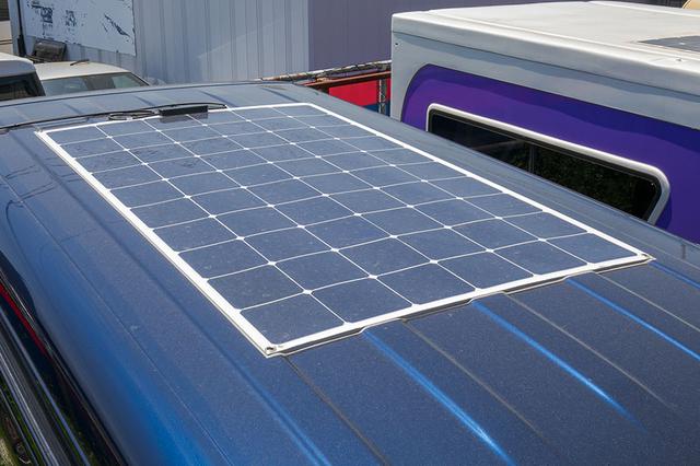 画像: 180Wのソーラーパネルを備えている。MTTP式のコントローラーなので、曇りの日も十分に充電可能だ。