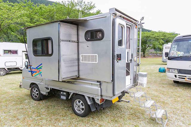 画像: アルミシェルは外へのスライド時は中から押し出す。外からは押し込む手動式。強く力を入れなくても簡単に動かせる。