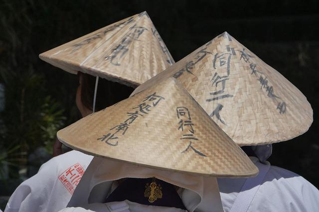画像: お遍路を旅する人の菅笠に書かれた「同行二人」(どうぎょうににん)。いつも弘法大師がそばで見守ってくれている、という意味でもある。
