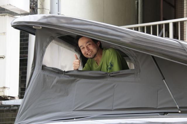 画像: ルーフテントを広げると、秘密の屋根裏部屋が登場する。この姿を見ただけでもワクワクしてくるよね。