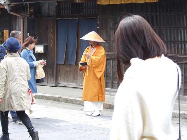 画像: おかげ横丁では托鉢(たくはつ)僧侶の姿も。